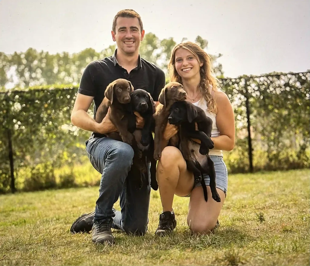 jens-en-davina-met-vier-labrador-pups
